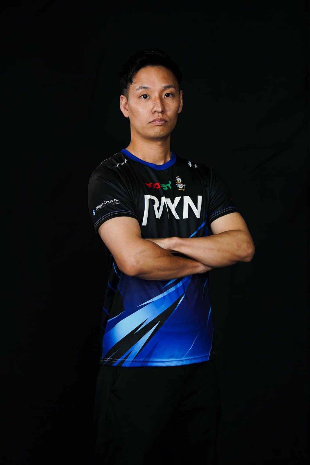 腕を組んで正面を向く RAYN の選手